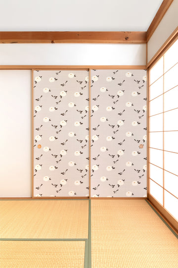 和室のふすまに簡単に貼れる 万寿菊かほる 白 リメイクシート 施工イメージ