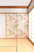 画像をギャラリービューアに読み込む, 和室のふすまに簡単に貼れる 多福の花 薄卵 リメイクシート 施工イメージ
