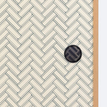 画像をギャラリービューアに読み込む, 編み桧垣華引手（黒枠）と編み桧垣のふすま紙のディテール。引き手のデザインがわかる商品画像。
