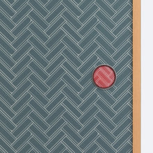 画像をギャラリービューアに読み込む, 編み桧垣華引手（茶枠）と編み桧垣（藍鉄）のふすま紙のディテール。引き手のデザインがわかる商品画像。
