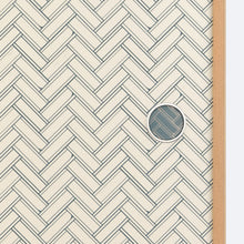 画像をギャラリービューアに読み込む, 編み桧垣華引手（黒枠）と編み桧垣のふすま紙のディテール。引き手のデザインがわかる商品画像。
