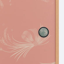 画像をギャラリービューアに読み込む, 稲穂そよぐ華引手（黒枠）と稲穂そよぐ（薄紅）のふすま紙のディテール。引き手のデザインがわかる商品画像。
