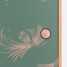 画像をギャラリービューアに読み込む, 稲穂そよぐ華引手（茶枠）と稲穂そよぐ（緑）のふすま紙のディテール。引き手のデザインがわかる商品画像。
