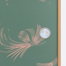 画像をギャラリービューアに読み込む, 稲穂そよぐ華引手（シルバー枠）と稲穂そよぐ（緑）のふすま紙のディテール。引き手のデザインがわかる商品画像。

