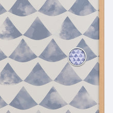 画像をギャラリービューアに読み込む, 波うろこ華引手（シルバー枠）と波うろこ（空色鼠）のふすま紙のディテール。引き手のデザインがわかる商品画像。
