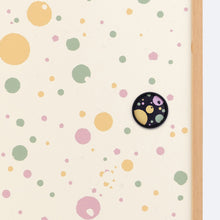 画像をギャラリービューアに読み込む, 四季あられ華引手（黒枠）と四季あられのふすま紙のディテール。引き手のデザインがわかる商品画像。
