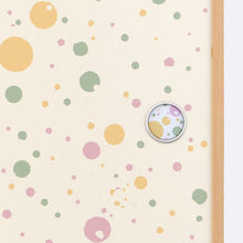 画像をギャラリービューアに読み込む, 四季あられ華引手（シルバー枠）と四季あられのふすま紙のディテール。引き手のデザインがわかる商品画像。

