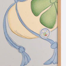 画像をギャラリービューアに読み込む, 多福の花華引手（シルバー枠）と多福の花（薄卵）のふすま紙のディテール。引き手のデザインがわかる商品画像。
