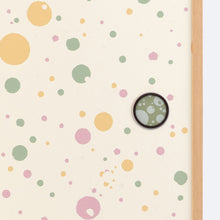 画像をギャラリービューアに読み込む, 四季あられ華引手（茶枠）と四季あられのふすま紙のディテール。引き手のデザインがわかる商品画像。
