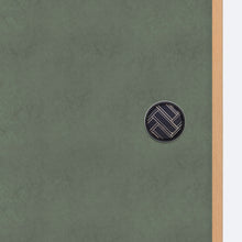 画像をギャラリービューアに読み込む, 編み桧垣柄の黒枠華引手を無地のふすまに取り付けた商品画像。引き手デザインのディテールが分かる写真。
