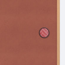 画像をギャラリービューアに読み込む, 編み桧垣柄の茶枠華引手を無地のふすまに取り付けた商品画像。引き手デザインのディテールが分かる写真。
