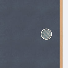 画像をギャラリービューアに読み込む, 編み桧垣柄のシルバー枠華引手を無地のふすまに取り付けた商品画像。引き手デザインのディテールが分かる写真。
