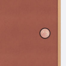 画像をギャラリービューアに読み込む, 稲穂そよぐ柄の茶枠華引手を無地のふすまに取り付けた商品画像。引き手デザインのディテールが分かる写真。
