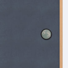 画像をギャラリービューアに読み込む, 稲穂そよぐ柄の黒枠華引手を無地のふすまに取り付けた商品画像。引き手デザインのディテールが分かる写真。
