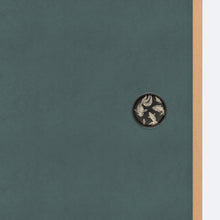 画像をギャラリービューアに読み込む, 金魚模様柄の黒枠華引手を無地のふすまに取り付けた商品画像。引き手デザインのディテールが分かる写真。
