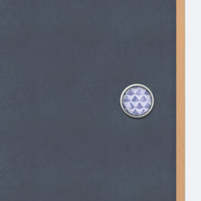 画像をギャラリービューアに読み込む, 波うろこ柄のシルバー枠華引手を無地のふすまに取り付けた商品画像。引き手デザインのディテールが分かる写真。
