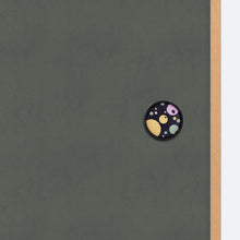 画像をギャラリービューアに読み込む, 四季あられ柄の黒枠華引手を無地のふすまに取り付けた商品画像。引き手デザインのディテールが分かる写真。
