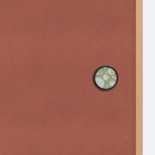 画像をギャラリービューアに読み込む, 四季あられ柄の茶枠華引手を無地のふすまに取り付けた商品画像。引き手デザインのディテールが分かる写真。
