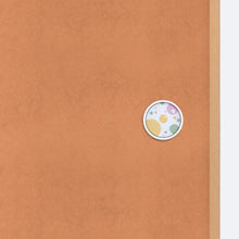 画像をギャラリービューアに読み込む, 四季あられ柄のシルバー枠華引手を無地のふすまに取り付けた商品画像。引き手デザインのディテールが分かる写真。
