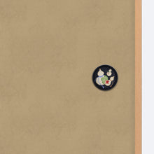 画像をギャラリービューアに読み込む, 多福の花柄の黒枠華引手を無地のふすまに取り付けた商品画像。引き手デザインのディテールが分かる写真。
