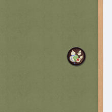 画像をギャラリービューアに読み込む, 多福の花柄の茶色枠華引手を無地のふすまに取り付けた商品画像。引き手デザインのディテールが分かる写真。
