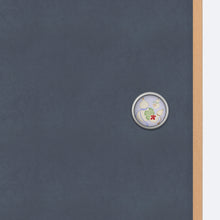 画像をギャラリービューアに読み込む, 多福の花柄のシルバー枠華引手を無地のふすまに取り付けた商品画像。引き手デザインのディテールが分かる写真。
